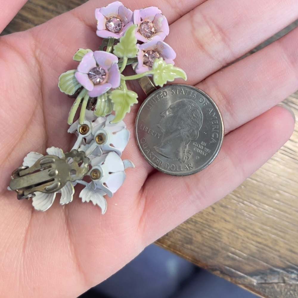 1960s Vintage Light Purple Enameled Flower Earrings clip on - Picture 5 of 5